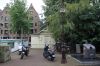 Achtergracht 11F. Op de achtergrond de Kalenderpanden. Achtergracht 11F. Op de achtergrond de Kalenderpanden. (© Walther Schoonenberg)
