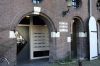 Moderne ingangspartij achter de oorspronkelijke ingangen (&copy; Walther Schoonenberg)