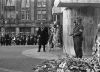 Dodenherdenking op de Dam in 1967: burgemeester Van Hall bij de krans.