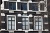 Middengevel met gevelsteen met dubbelkoppige adelaar onder een ontlastingsboog (&copy; Walther Schoonenberg)