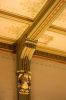 Detail van het balkenplafond met consoles en beeldhouwwerk en plafondschildering (&copy; Walther Schoonenberg)