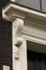 Detail van de deuromlijsting: Ionisch voluut (&copy; Walther Schoonenberg)