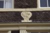 Middensteen in de fries boven de puibalk (&copy; Walther Schoonenberg)