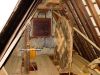 Een nog werkende hijsinstallatie met windas en trekwiel op de zolder (&copy; Walther Schoonenberg)