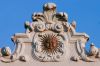 Detail van de top met een zon (&copy; Walther Schoonenberg)