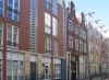De twee gevels is het enige wat overbleef van dit deel van de straat. (&copy; Walther Schoonenberg)