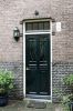 Toegangsdeur van een hofjeswoning (&copy; Walther Schoonenberg)
