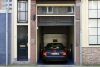 Deuren maskeren de ingang van een parkeergarage (&copy; Walther Schoonenberg)