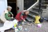 Reparatie aan de stoep door Tobias Snoep (firma Snoep en Vermeer) (&copy; Walther Schoonenberg)