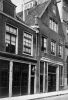 Links het verdwenen koetshuis in de Amstelstraat Links het verdwenen koetshuis in de Amstelstraat