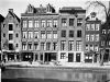 Lauriergracht 30-10. In het midden een motor- en rijwielstalling. Rechts schildersbedrijf Mark.