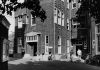 Administratiegebouw met daarachter de ingang van de Kinderkliniek