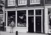 Winkelpui met uithangteken (&copy; Walther Schoonenberg)