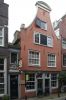 Egelantiersstraat 24 (vroeger 36) met links daarvan het oude ingangspoortje (&copy; Walther Schoonenberg)