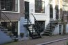 Tussen 12 en 13 een ingang met frontaal houten trapje. (&copy; Walther Schoonenberg)
