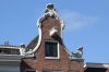 Herplaatste geveltop op Prinsengracht 562 (&copy; Walther Schoonenberg)