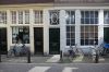 Winkelpuien met een tussendeur naar een gang naar inpandige woningen. (&copy; Walther Schoonenberg)
