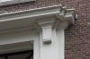 Detail van de deuromlijsting Detail van de deuromlijsting (© Walther Schoonenberg)