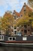 Brouwersgracht 270 is groter dan de twee pakhuizen links daarvan. (© Walther Schoonenberg)