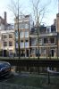OZ Achterburgwal 206, links daarvan het achterhuis van OZ Voorburgwal 237, rechts daarvan het achterhuis van OZ Voorburgwal 233. (&copy; Walther Schoonenberg)