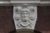 Sluitsteen met kopje (&copy; Walther Schoonenberg)