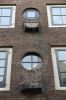Uitgebouwde gootstenen in het trappenhuis (&copy; Walther Schoonenberg)