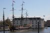 's Lands Zeemagazijn met daarvoor de 'Amsterdam', een replica van een VOC-schip (© Walther Schoonenberg)