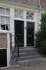 Ingangspartij met frontale stoep en twee deuren (&copy; Walther Schoonenberg)