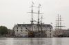 's Lands Zeemagazijn met daarvoor de 'Amsterdam', een replica van een 18de-eeuws VOC-schip, en rechts de 'Clipper Stad Amsterdam', een replica van een 19de-eeuws koopvaardijschip. (&copy; Walther Schoonenberg)