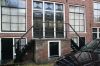Ingangspartij met stoep met houten trappen (&copy; Walther Schoonenberg)