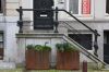 Stoep met stoephek en balusters (&copy; Walther Schoonenberg)
