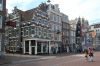Hoek Amstel met de Halvemaansteeg (&copy; Walther Schoonenberg)