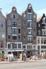 NZ Voorburgwal 20 en 18. Twee pakhuizen (&copy; Walther Schoonenberg)