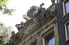 Detail van de gedateerde gevel met beeldhouwwerk (&copy; Walther Schoonenberg)