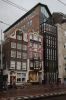 Nieuwbouw aan de linkerzijde van het monumentale gebouw. (&copy; Walther Schoonenberg)