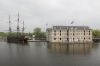 's Lands Zeemagazijn met daarvoor de 'Amsterdam', een replica van een VOC-schip (&copy; Walther Schoonenberg)