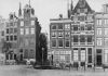 NZ Voorburgwal 228 op de hoek van de Stilsteeg, na de verbreding in 1875 Paleisstraat geheten. Foto uit ca. 1875