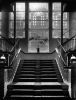 Trappenhuis met glas-in-loodvensters. Foto uit ca. 1915