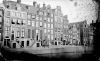 Singel 179 t/m 201 met rechts de ingang van de Korte Huiszittensteeg, in 1895 verbreed voor de aanleg van de Raadhuisstraat. Foto A. Jager, 1867-1875