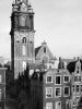 Raamgracht 17 v��r restauratie. Op de achtergrond de Zuiderkerk