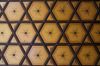 Plafond met patroon van Davidsterren in de zaal (&copy; Walther Schoonenberg)
