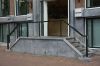 Keizersgracht 281: Moderne stoep (&copy; Walther Schoonenberg)