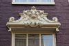 Versiering op middenraam met jaartal (&copy; Walther Schoonenberg)