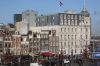 Hotel Victoria is van een heel andere maat en schaal dan het Damrak van oorsprong was (&copy; Walther Schoonenberg)