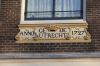 Gevelsteen met jaartal 1727 (&copy; Walther Schoonenberg)