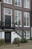Nieuwe Keizersgracht 63: onderpui met stoep (&copy; Walther Schoonenberg)