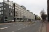De Weesperstraat is een vierbaans-autoweg met grote kantoorgebouwen (&copy; Walther Schoonenberg)