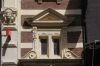 Fronton boven de ingang in de zijgevel (&copy; Walther Schoonenberg)