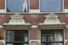 Versieringen boven de vensters met jaartal (&copy; Walther Schoonenberg)