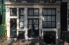 Houten onderpui voor winkel en ingang naar bovenwoningen (&copy; Walther Schoonenberg)